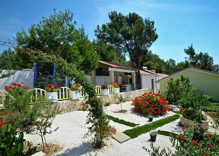 Secluded House With Seawater Pool Milna (Brac)