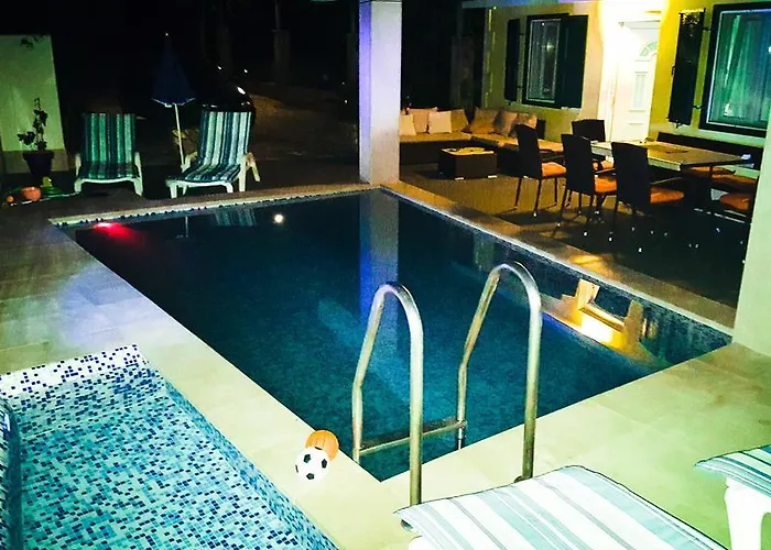 度假居 Secluded House With Seawater Pool