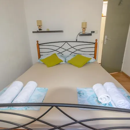 Secluded House With Seawater Pool Milna (Brac)