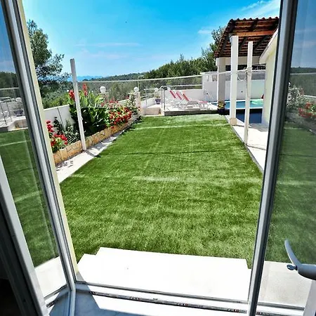 Secluded House With Seawater Pool מילנה
