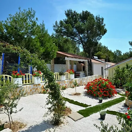 Secluded House With Seawater Pool Milna (Brac)