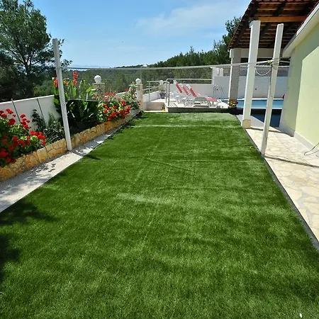 Secluded House With Seawater Pool Milna (Brac)