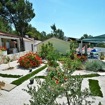 Ferienhaus Secluded House With Seawater Pool Milna (Brac)