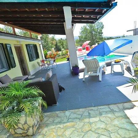 בית נופש Secluded House With Seawater Pool