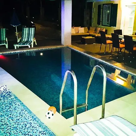 בית נופש Secluded House With Seawater Pool
